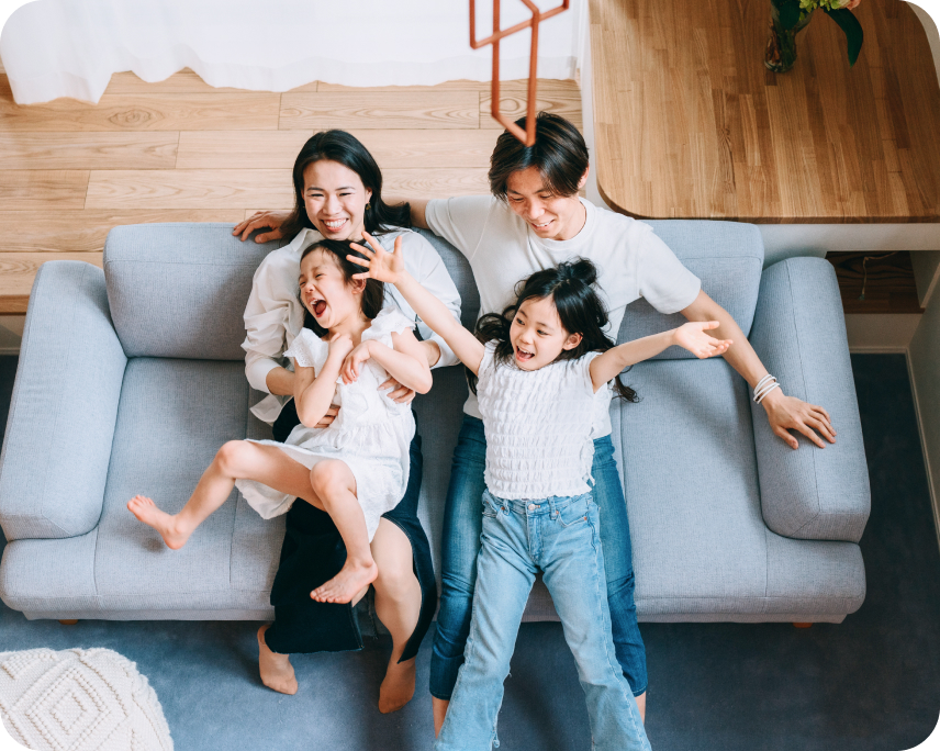 リビングルームでくつろぐ家族