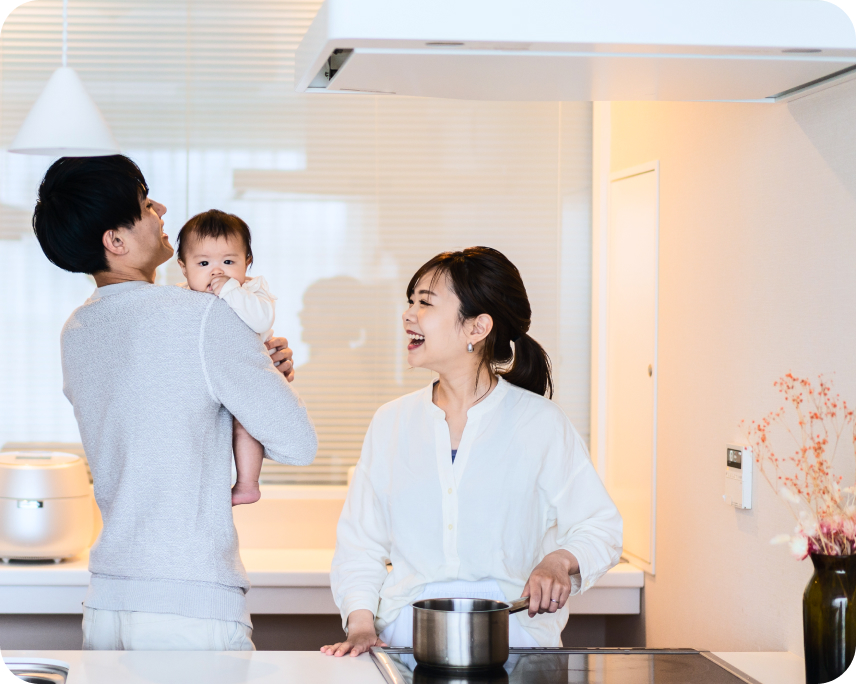 笑顔でカメラを見つめる家族