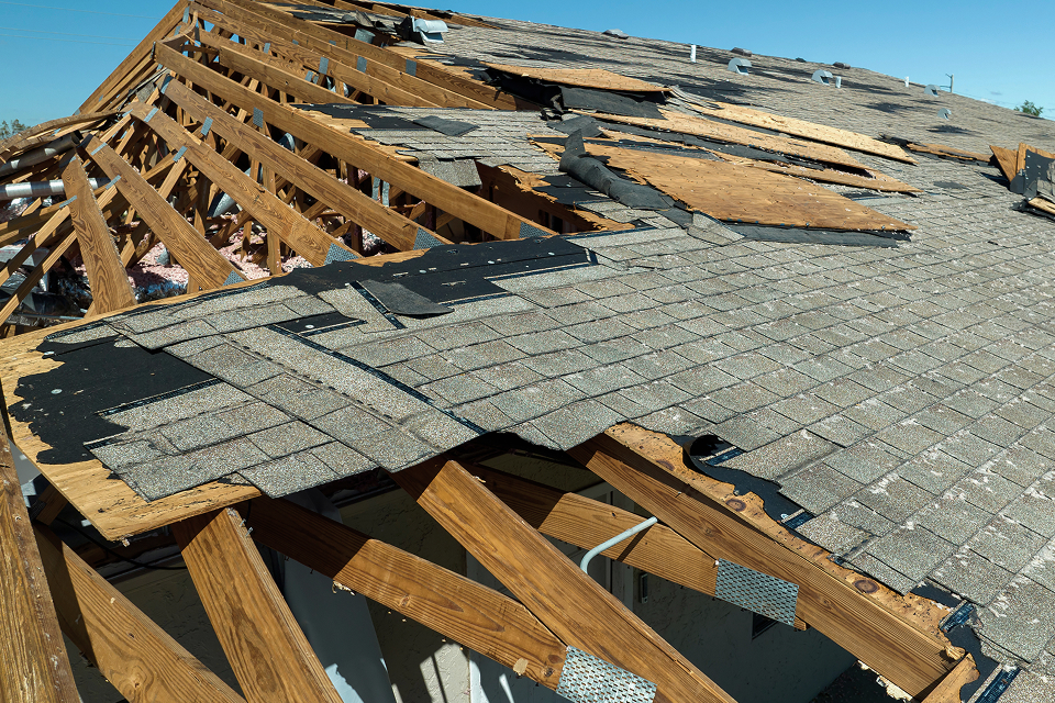 台風により破損した家の写真