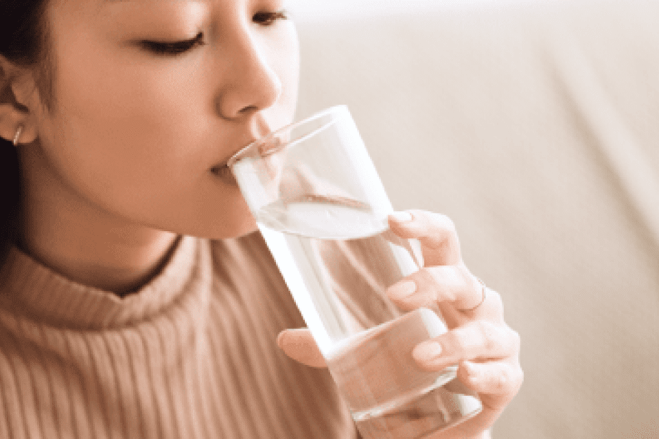 水を飲む女性の写真