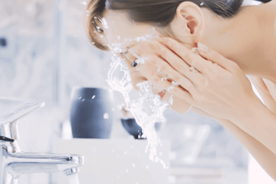 顔を洗う女性の写真