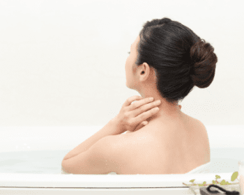 入浴している女性の写真