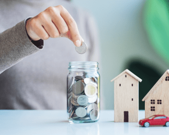 貯金箱に硬貨を入れている写真