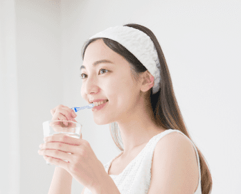 歯磨きする女性の写真