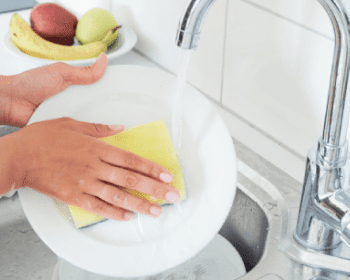 洗い物をしている写真