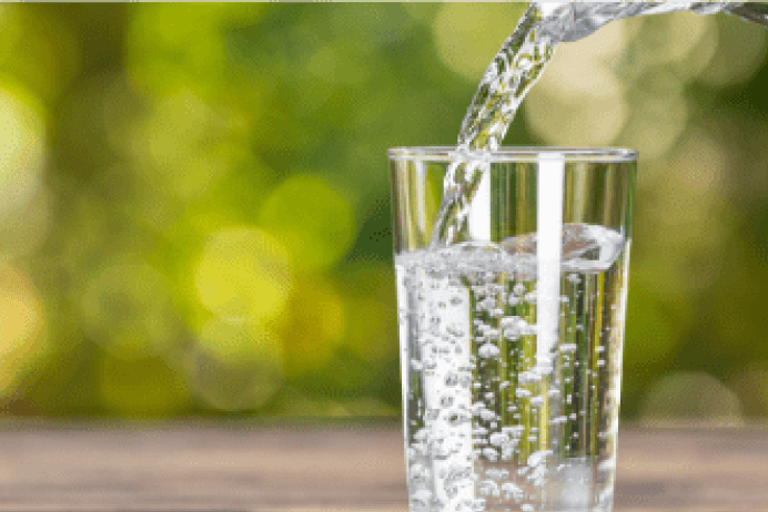 コップに水を注いでいる写真