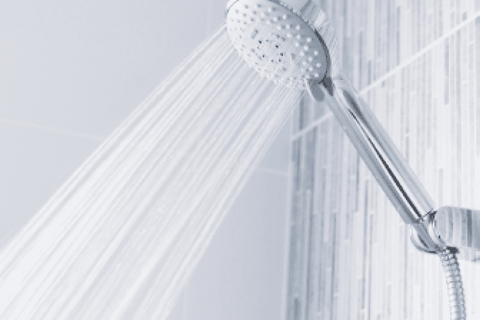 シャワーを出している写真