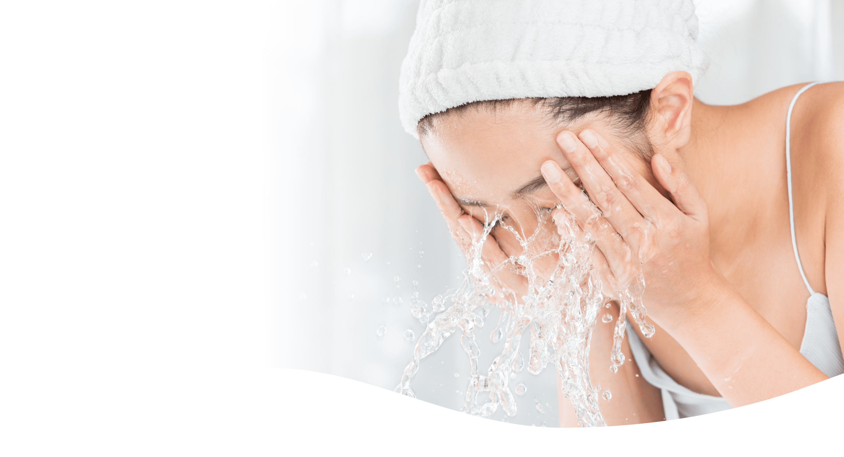 顔を洗う女性の写真
